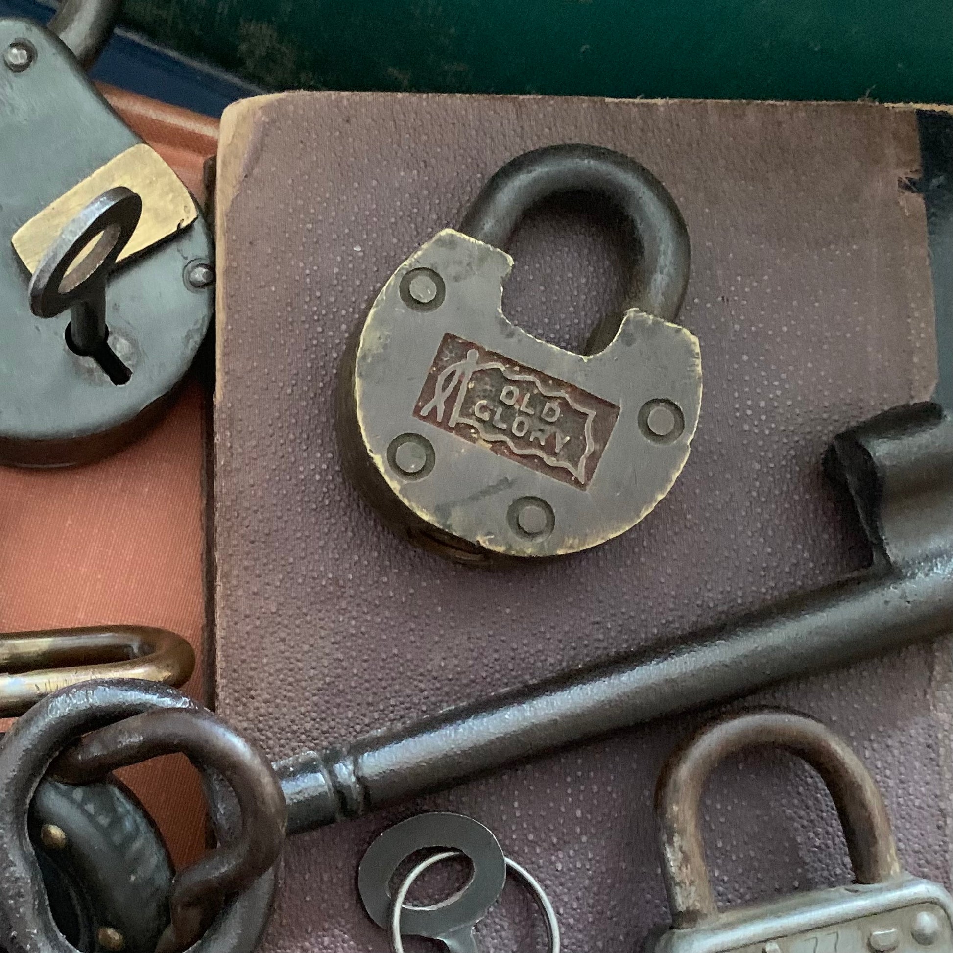 Old Glory vintage lock with no key